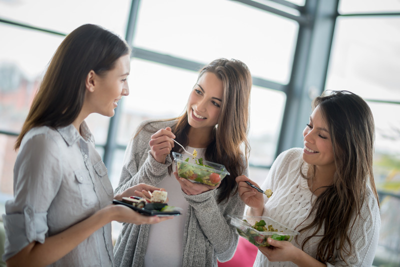 Tre donne che mangiano sano e sorridono a Brescia