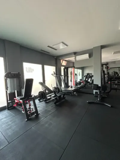 Panche e macchine per l'allenamento nello studio privato a Brescia