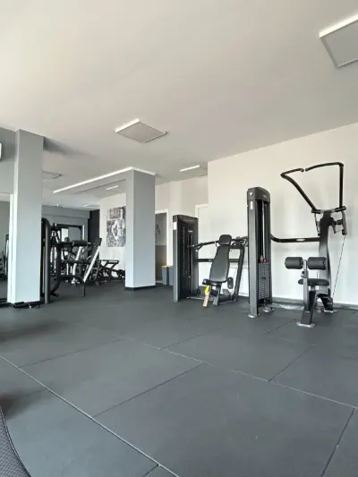 Vista della sala allenamento luminosa dello studio
