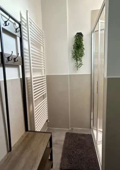 Bagno con doccia dello studio