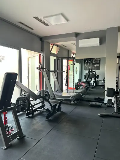 Sala attrezzi con macchine isotoniche e panche