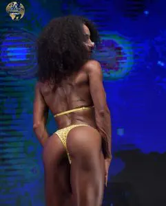 Foto di Arasay personal trainer Brescia in una competizione di fitness